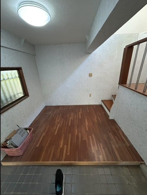 売中古戸建　三島市芙蓉台1丁目の玄関|開放感のある玄関スペ－スです。広々とした土間からスム－ズに室内に上がれる設計で、階段へも直結したスム－ズな動線のレイアウトです。