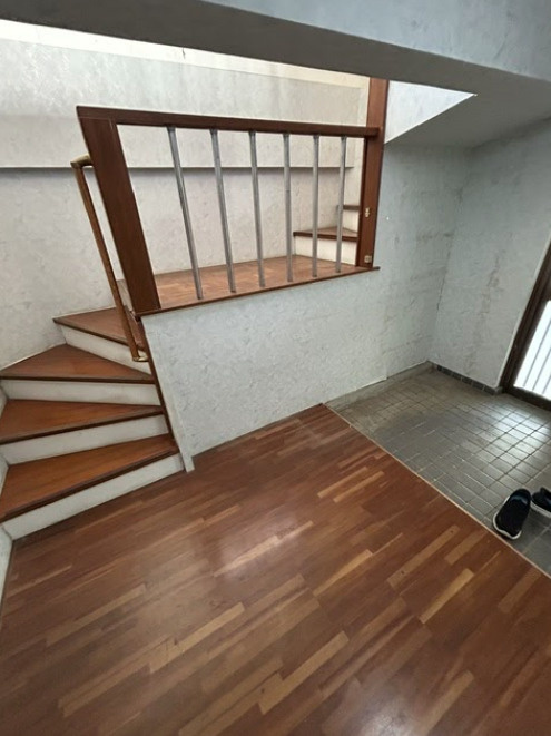 売中古戸建　三島市芙蓉台1丁目のその他共用部分|個性的ならせん風の階段デザインが目を引く玄関ホ－ルです。広々とした土間空間と上階へ繋がる快適な動線が、心地よい住まいを予感させます。
