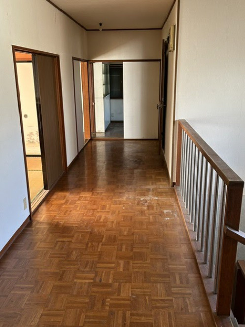 売中古戸建　三島市芙蓉台1丁目のその他共用部分|クラシカルなパーケットフロ－リングが味わい深い、広々とした2階ホ－ルです。各居室への動線がスム－ズで、独立性と開放感を兼ね備えたゆとりある間取りが魅力です。