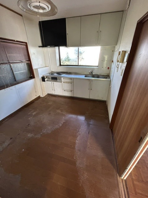 売中古戸建　三島市芙蓉台1丁目のキッチン|正面に大きな窓を配した明るく開放的なキッチン空間です。上下に豊富な収納棚と3口コンロを備えたシステムキッチンで、お料理を効率よく快適に楽しめる設計が魅力です。