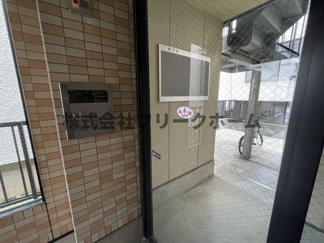 武蔵野市吉祥寺南町５丁目の賃貸マンションのエントランス