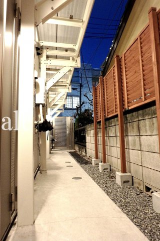 中野区中央４丁目のアパートのその他共用部分|夜間撮影　共用廊下部分