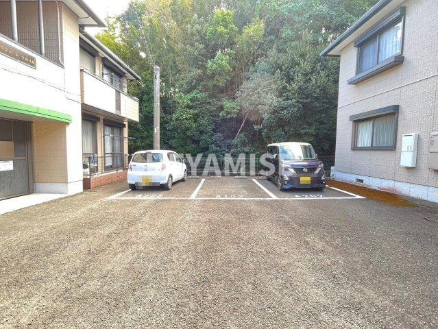 ラフォーレ・クルリA棟の駐車場