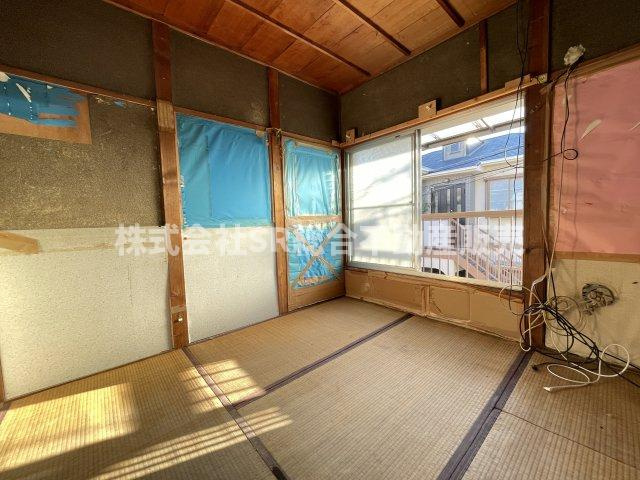 本町中古テラスハウスの寝室|大きな窓から採光がたっぷり入るお部屋です♪