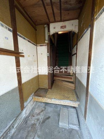 本町中古テラスハウスの玄関|当日予約も大歓迎です！土日祝、雨の日やお子様連れのお客様の送迎も可能ですのでお気になさらずお問合せ下さい。お仕事終わりのお時間にも柔軟に対応致しますのでお気軽にお申し付け下さいませ。