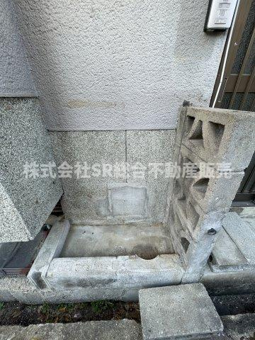 本町中古テラスハウスのその他共用部分|植木鉢を置いたりできます。