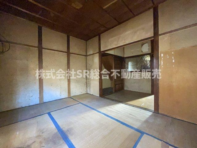 本町中古テラスハウスの居間・リビング|1F和室をリビングスペースに利用できます。