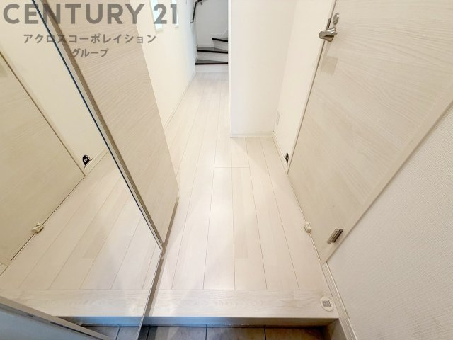 大きな玄関収納付きの玄関です　家族皆様の履物をしっかり収納できます　姿見付きでお出かけ前の身だしなみチェックに便利です
