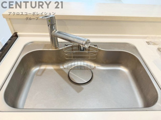 大きなシンクでお鍋などの大きな調理器具を洗う際にも便利です。
