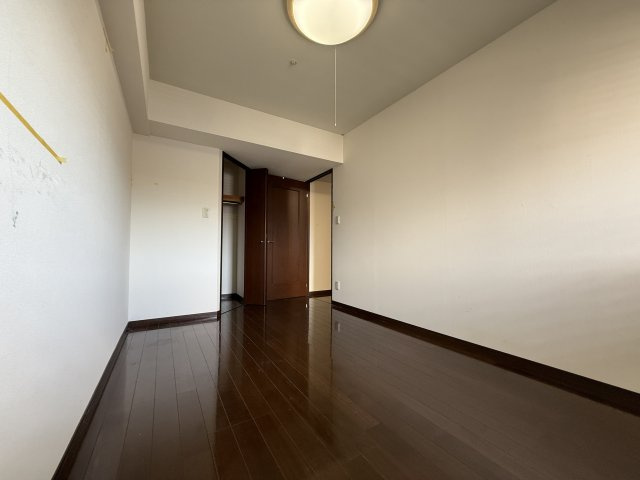 クレアセトル歩行町の洋室|収納を備えた使いやすい洋室