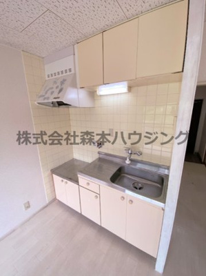 【キッチン】 | 　まるきハイツ清水 | ※同タイプ別室の写真となります。
　設備内容や内装色調など相違がある場合は実際のお部屋の現状優先となります。