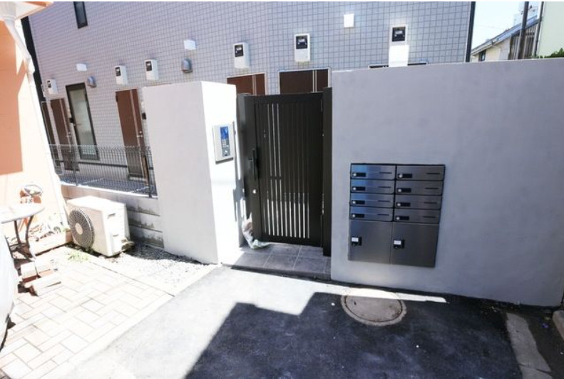 Sincrease用賀　ルームシェア相談　メゾネット　オートロックのエントランス
