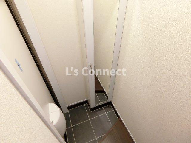 【玄関】 | ＷＩＳＰＥＲＩＡ穂波 | 背の高い下駄箱には鏡付きで身だしなみチェック。