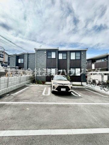アドヴァンスの駐車場