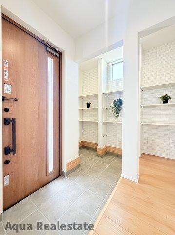 オール電化デザイナーズハウス北島町中村建売⑰の玄関|シューズクローク付きの玄関です