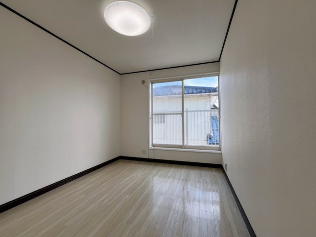 柏崎市東長浜町（北棟）　中古住宅の洋室|柏崎市東長浜町（北棟）　中古住宅 写真10