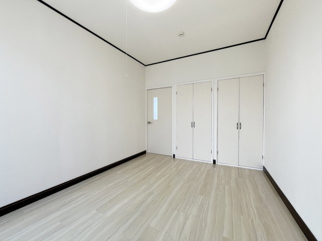 柏崎市東長浜町（北棟）　中古住宅の洋室|柏崎市東長浜町（北棟）　中古住宅 写真9