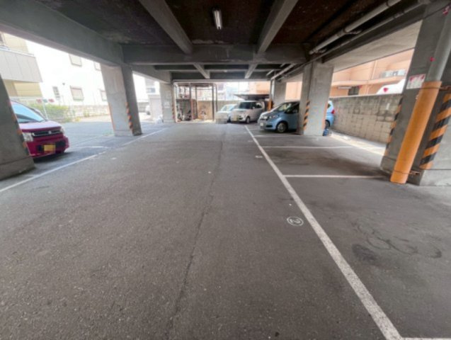 ファースト平野の駐車場