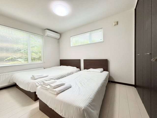 手稲本町2条5丁目　戸建の洋室|全居室収納付き。家具の配置がしやすく、お部屋を広々とお使いいただけます