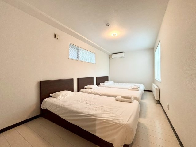 手稲本町2条5丁目　戸建の洋室|9帖のゆとりある主寝室。約3帖のウォークインクローゼットを備え、衣類や季節用品もすっきり収納できます。エアコン付きで一年を通して快適にお過ごしいただけます
