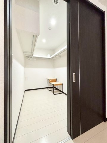 手稲本町2条5丁目　戸建の収納|約3帖の大型ウォークインクローゼット。ぐるりと配置されたハンガーパイプと枕棚により、衣類からバッグ、季節用品までたっぷり収納できます