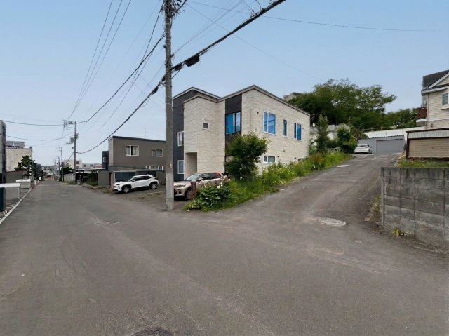 手稲本町2条5丁目　戸建の前面道路含む現地写真|北西側約5.4m道路、南側約4.0m位置指定道路に面した角地。二方向が道路に面しており、陽当たりの良い開放的な立地です