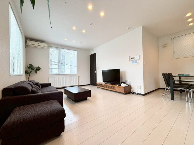 手稲本町2条5丁目　戸建の居間・リビング|2階リビングならではの陽当たりの良さが魅力。3面の窓からたっぷりと陽光が差し込む、明るく開放的な17.5帖のLDK