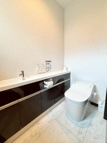手稲本町2条5丁目　戸建のトイレ|1・2階にトイレを設置。2階トイレはタンクレスタイプを採用し、手洗い器や収納も備えた使い勝手の良い空間