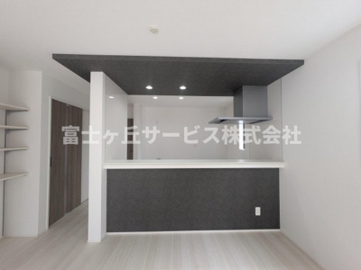 【キッチン】 | 浜松市中央区三島町 3期 新築一戸建て | 前から見たキッチンです