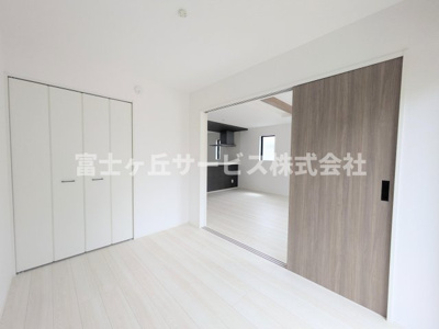 【洋室】 | 浜松市中央区三島町 3期 新築一戸建て | リビング横の洋室です