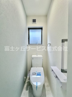 【トイレ】 | 豊川市諏訪西町1丁目 59期 新築一戸建て 1号棟 | コンパクトで使いやすいトイレです