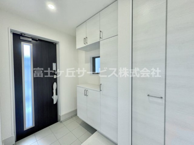 【玄関】 | 豊川市諏訪西町1丁目 59期 新築一戸建て 1号棟 | 明るい玄関です