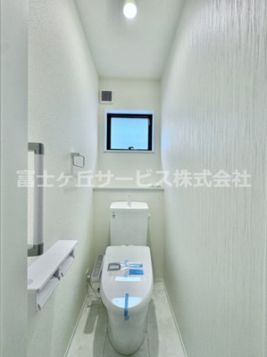 【トイレ】 | 豊川市諏訪西町1丁目 59期 新築一戸建て 2号棟 | 落ち着いた色調のトイレです