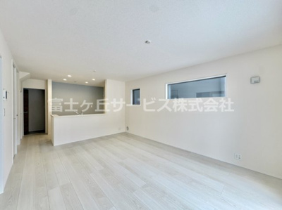 【居間・リビング】 | 豊川市諏訪西町1丁目 59期 新築一戸建て 3号棟 | ゆったり過ごせるリビングです