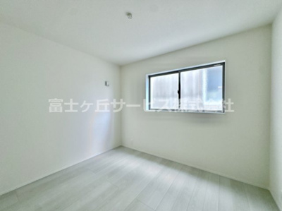 【洋室】 | 豊川市諏訪西町1丁目 59期 新築一戸建て 3号棟 | 落ち着いた色調の洋室です