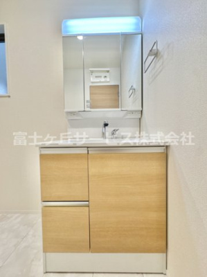 【独立洗面台】 | 豊川市諏訪西町1丁目 59期 新築一戸建て 3号棟 | 独立洗面台あり、毎朝おしゃれに忙しい女性の方におすすめです