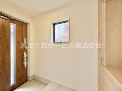【玄関】 | 豊川市諏訪西町1丁目 59期 新築一戸建て 3号棟 | 収納もある玄関です