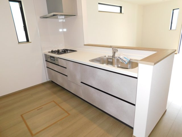 名古屋市中村区城屋敷町４丁目の新築一戸建のキッチン|◇キッチン◇　　人気の対面式・人造大理石カウンターシステムキッチン・浄水機能付ハンドシャワー・スローインクローズレール・静音仕様シンク・Ｓｉセンサーコンロ（３口）・床下収納庫