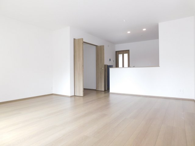 名古屋市中村区城屋敷町４丁目の新築一戸建の居間・リビング|◇リビング◇　　南面で広くて明るいリビング１８．０帖　収納２ヶ所完備！