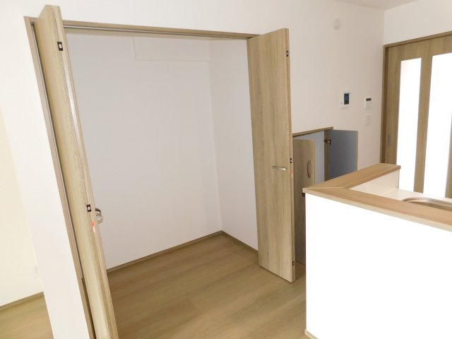 名古屋市中村区城屋敷町４丁目の新築一戸建の収納|◇リビング収納◇　　リビングがスッキリと片付く収納完備！　キッチン用品の収納にも便利です！