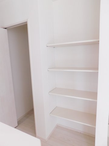 清須市上条２丁目の新築一戸建の収納|◇パントリー◇　　食器や調理器具、日用品まですっきりと片付く可動棚付き収納♪