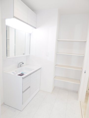 清須市上条２丁目の新築一戸建の独立洗面台|◇洗面室◇　　吊戸付き三面鏡シャンプードレッサー（ワイドサイズ）　タオルや洗濯用品などがしまえる収納棚完備！