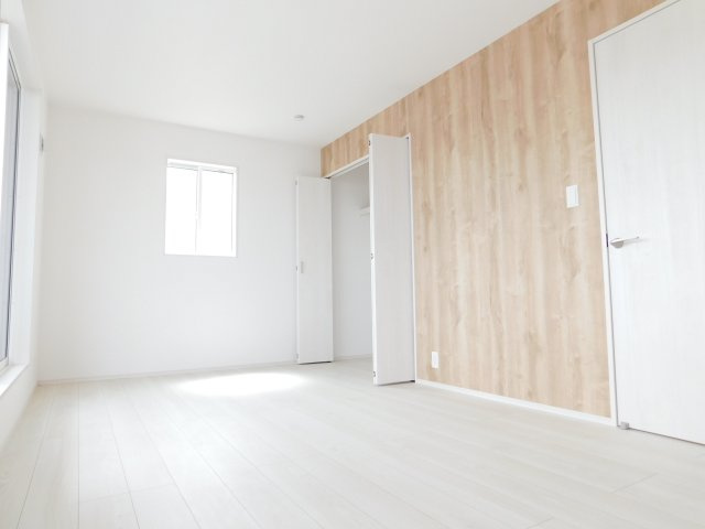 清須市上条２丁目の新築一戸建の洋室|◇洋室◇　　南面で明るい洋室８．２５帖　全居室収納完備！　バルコニー付き♪