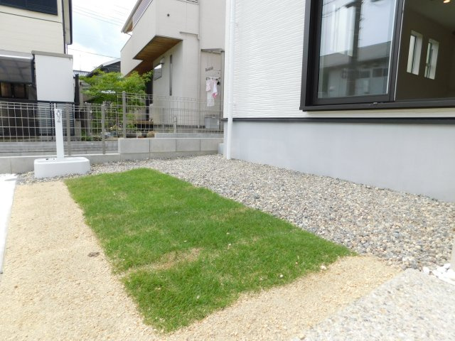 清須市上条２丁目の新築一戸建の庭|◇庭◇　　ガーデニングなどが楽しめる天然芝の庭付き♪　立水栓完備