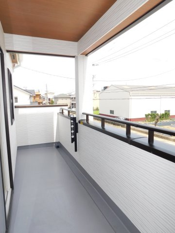 清須市上条２丁目の新築一戸建のバルコニー|◇インナーバルコニー◇　　雨や強風、直射日光を避けやすく、洗濯物を安心して干すことができます♪　ダウンライト完備