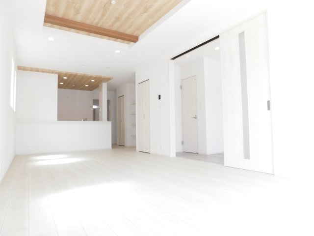 清須市上条２丁目の新築一戸建の居間・リビング|◇リビング◇　　南面で明るいリビング１９．８７５帖　可動棚やパントリーなど収納豊富♪