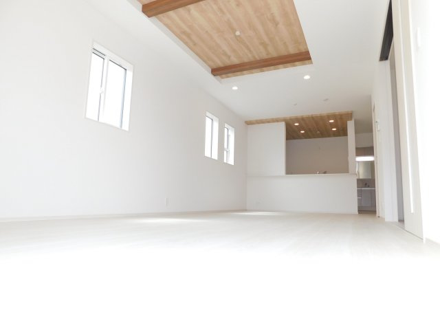 清須市上条２丁目の新築一戸建の居間・リビング|◇リビング◇　　南面で明るいリビング１９．８７５帖　折上天井の開放感のある空間♪　