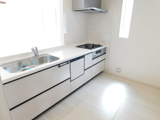 清須市上条２丁目の新築一戸建のキッチン|◇キッチン◇　　人気の対面式・人工大理石天板システムキッチン・食洗機・浄水機能付ハンドシャワー・静音仕様シンク・薄型換気扇・スローインクローズレール・前面コンセント完備・床下収納庫・勝手口
