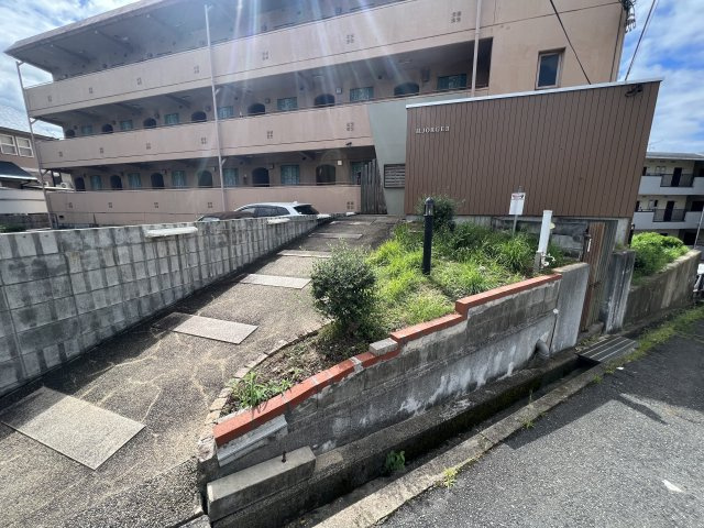 箕面市粟生間谷東５丁目の賃貸マンションの庭