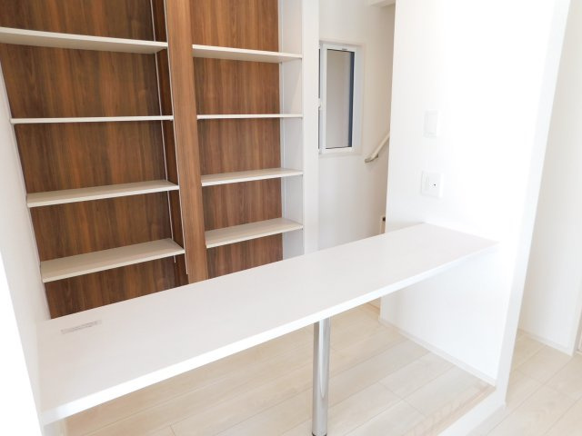 清須市上条２丁目の新築一戸建の居間・リビング|◇ワークスペース◇　　カウンター＋収納棚完備で在宅ワークや作業スペースなど多用途に利用できます♪